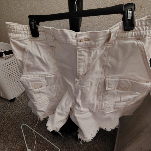 Ladies white shorts extra large - Picture 4 of 6